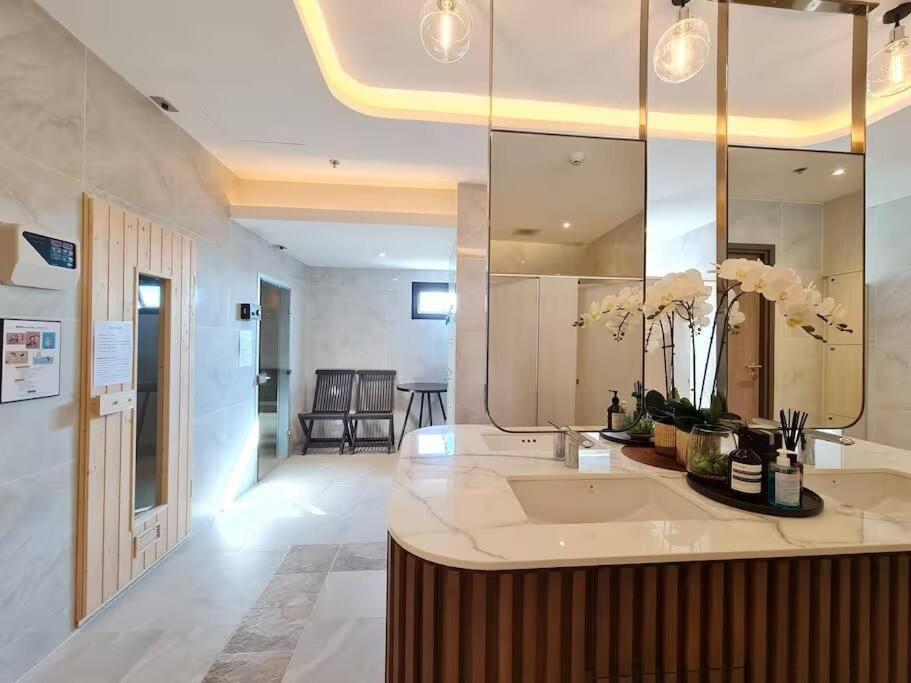 צ'יאנג מאי Astra Sky River High Floor,3 Bedrooms 97㎡ 山景房带浴缸 מראה חיצוני תמונה